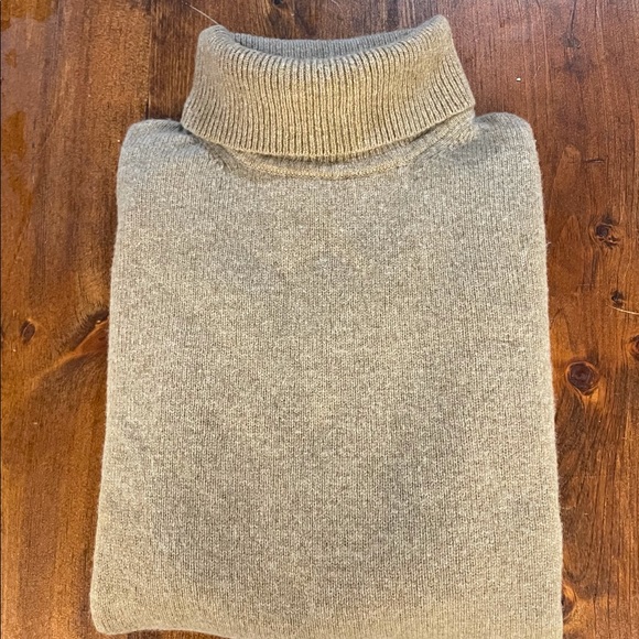 Uniqlo 100% Wool turtleneck - Picture 3 of 10